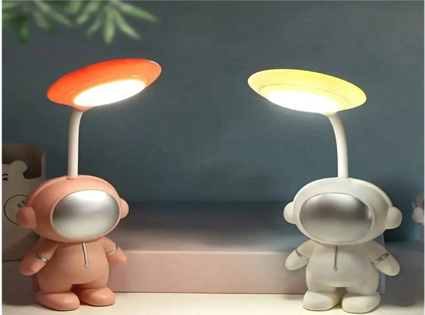 Mini lampara de mesa en forma de austronauta color blanco